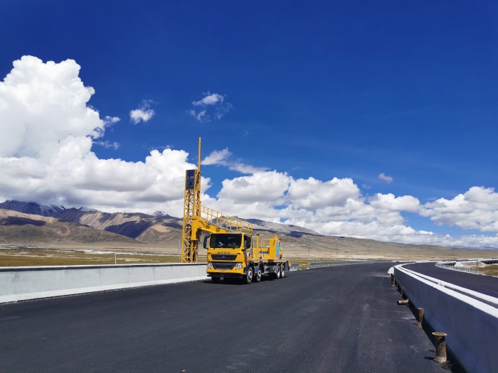 恒峰g22桥梁检测车助力雅安高速磨练