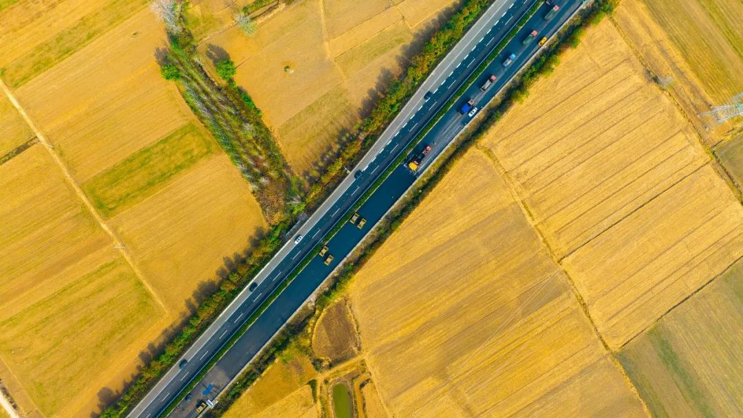 扬民族自信！恒峰g22成套沥青路面装备助力家乡高速建设！