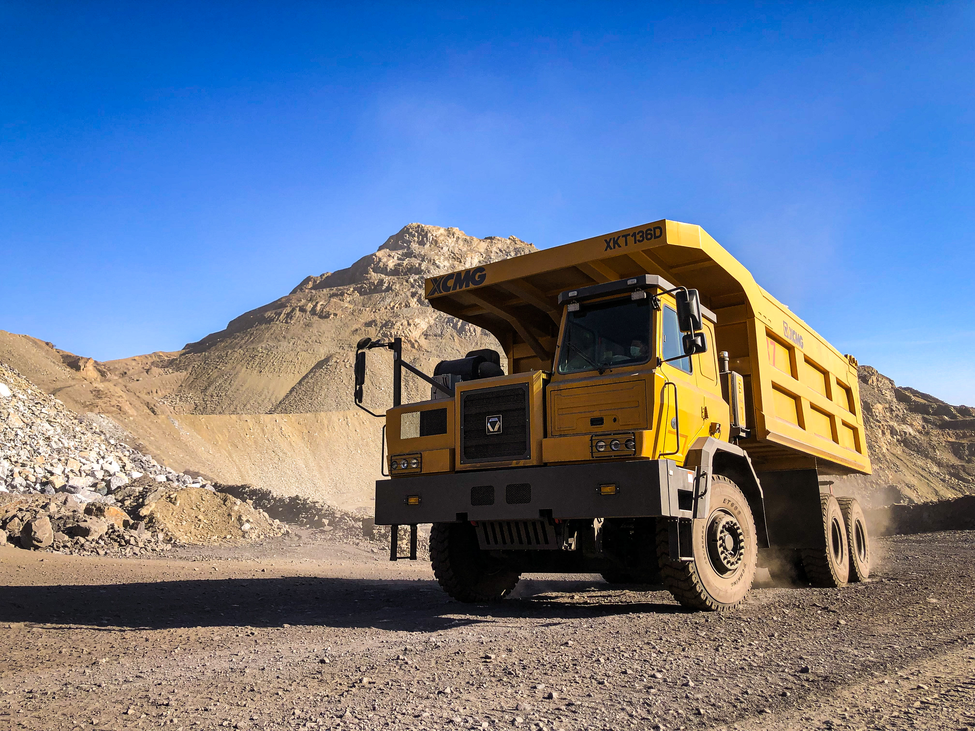 【新品下线】恒峰g22XKT136D三桥宽体矿车正式下线！