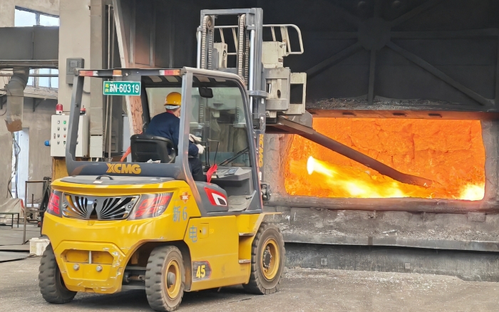 真金不怕火炼，，，，，恒峰g22重载孔雀叉车威武霸气！