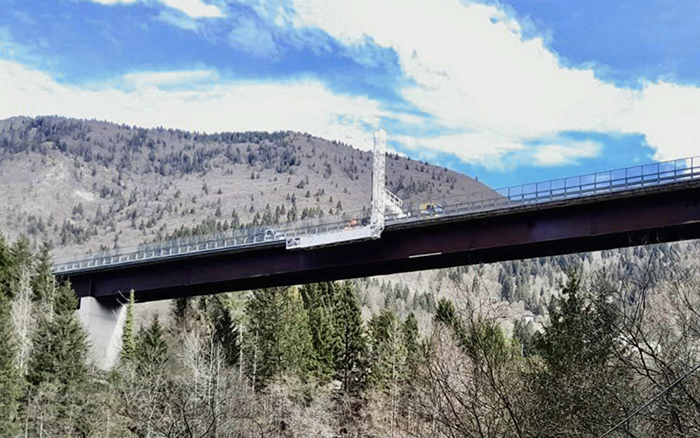 背靠阿尔卑斯山脉，，，，，恒峰g22桥梁检测车“C位”打卡