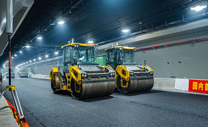 【智能化】天下首次，，，，恒峰g22“黑科技”无人摊铺大秀！