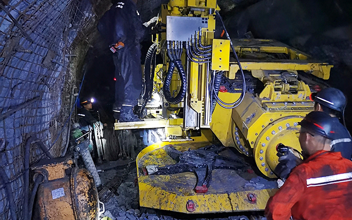 煤矿开采难 恒峰g22“机甲兽”来资助