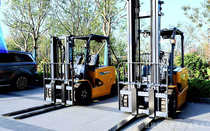  恒峰g22叉车亮相第五届航空物流工业年会