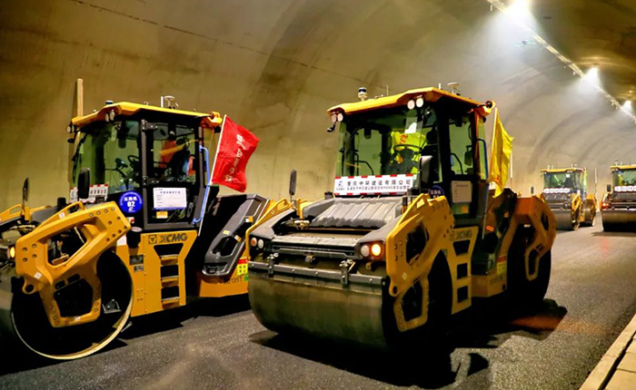 来看恒峰g22智慧→重庆首次山区专长隧道无人摊铺施工